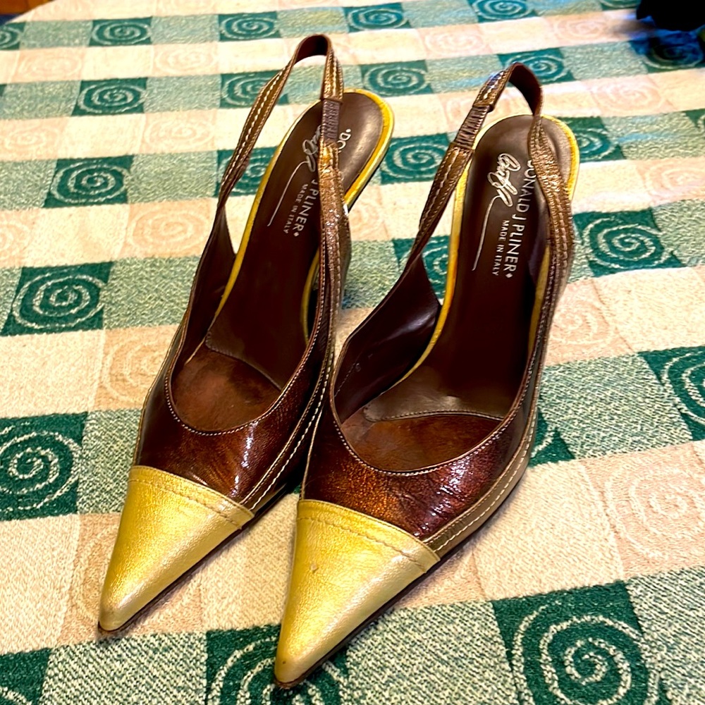 Donald J Pliner sling back kitty 4 in heel dark brown/gold color very stylish